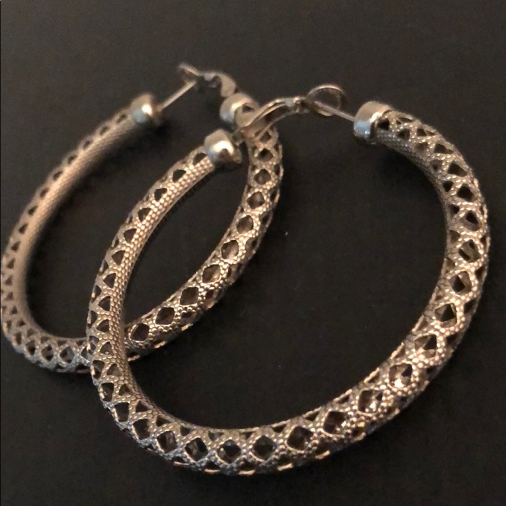 SILVER TONE SEE THROUGH DESIGNED FILIGREE LOOPS